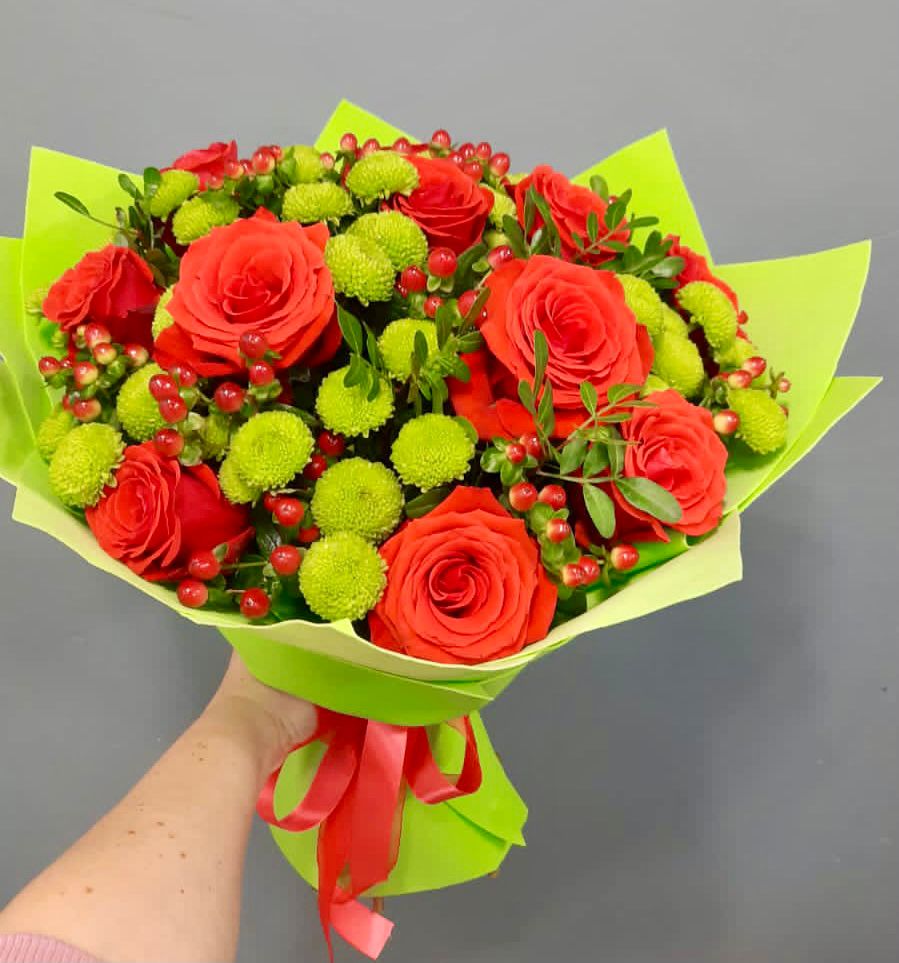 Букет цветов из: Хризантемы и Розы в Лазарево