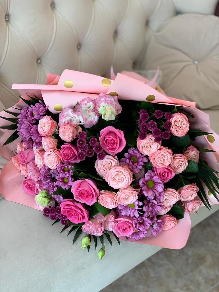 Букет цветов из: Хризантемы, Розы и Лизиантусы в Лазарево