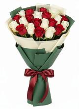 Букет Микс из красных и белых роз в Лазарево