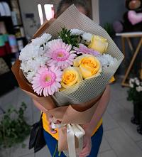 Букет цветов из:  Герберы, Розы и Хризантемы в Лазарево