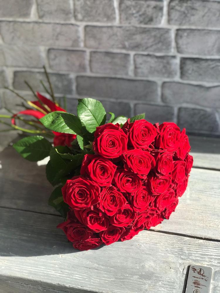 Букет Красные розы Фридом в Лазарево