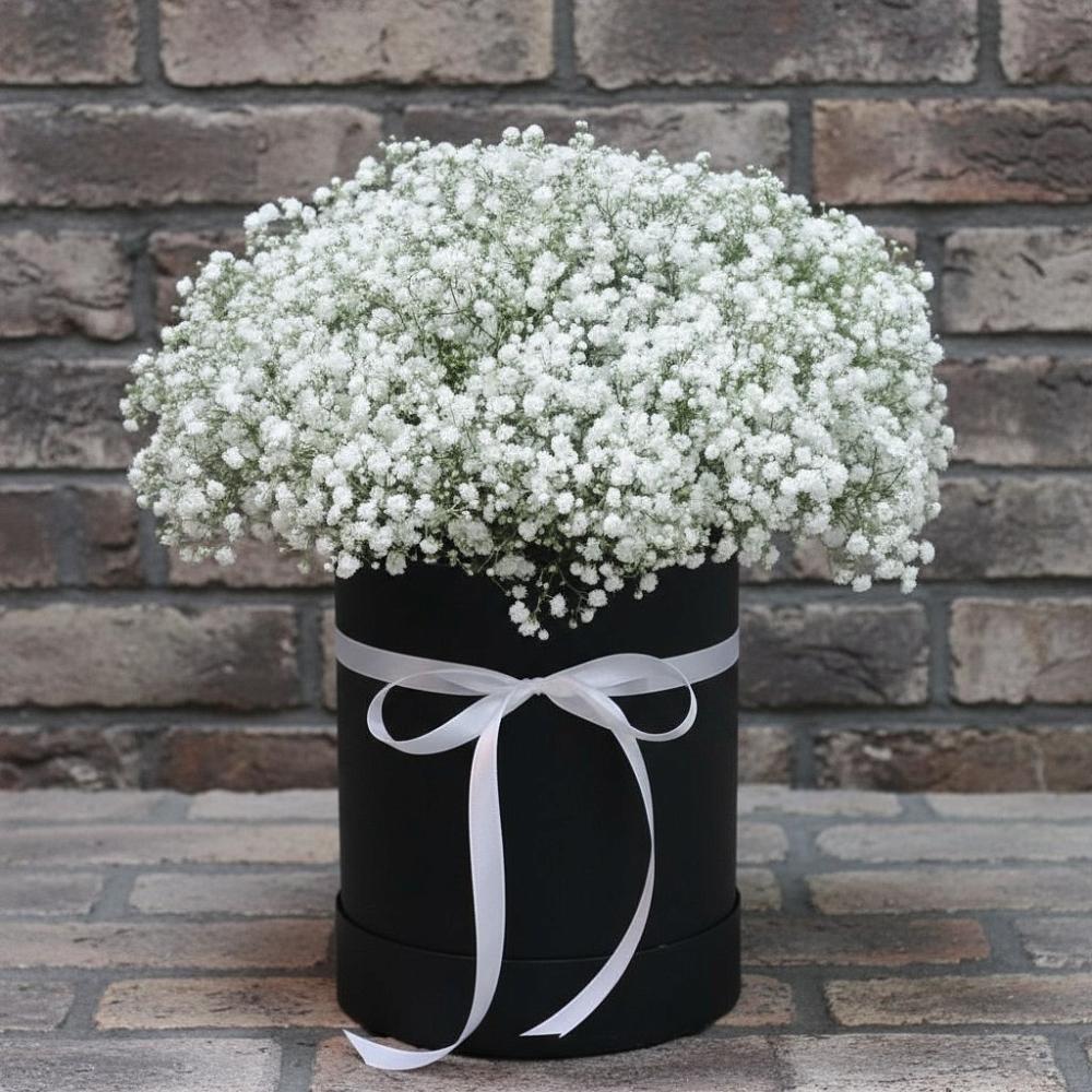 Цветочная композиция из Гипсофила в шляпной коробке в Лазарево