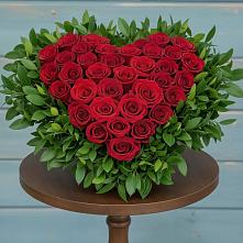 Цветочная композиция из Розы в виде сердца в Лазарево