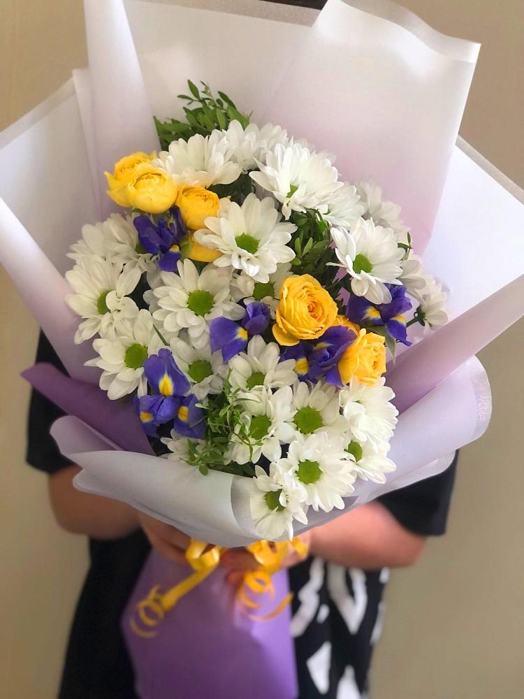 Букет цветов из: Ирисы, Хризантемы и Розы в Лазарево