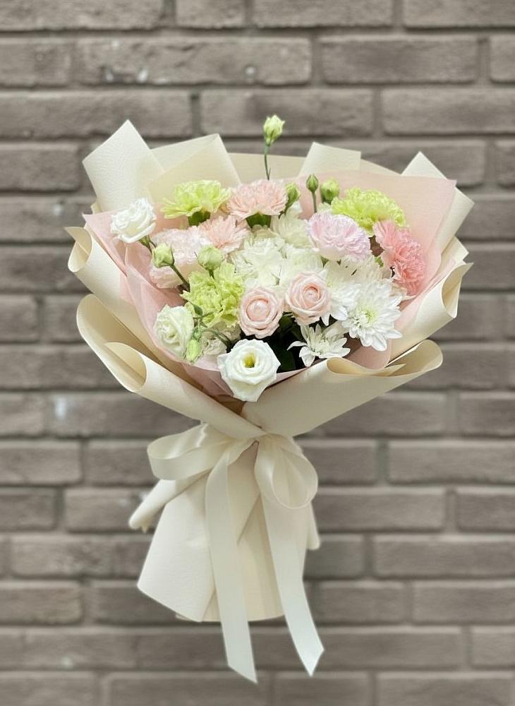 Букет цветов из: Гвоздики, Розы, Лизиантусы и Хризантемы в Лазарево