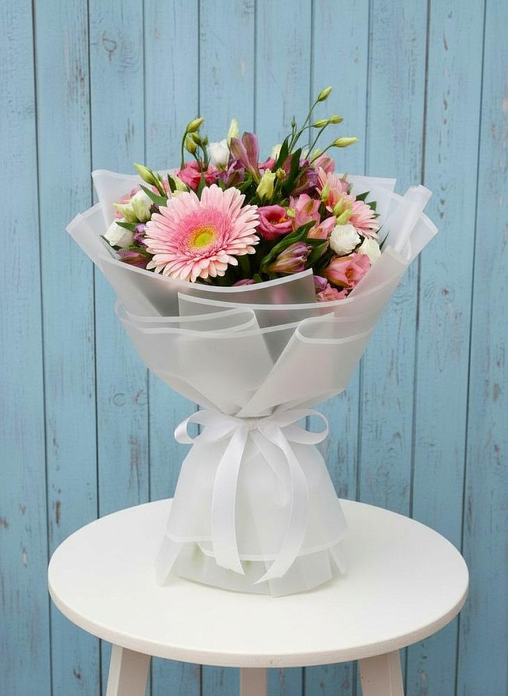 Букет цветов из: Герберы, Альстромерии и Лизиантусы в Лазарево