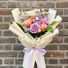 Букет цветов из:  Лизиантусы и Розы в Лазарево