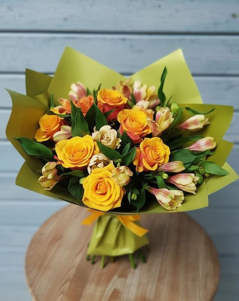 Букет цветов из: Альстромерии и Розы в Лазарево