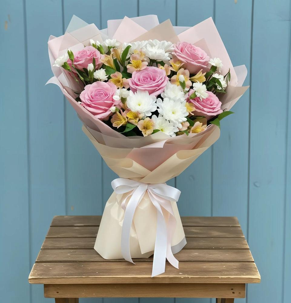 Букет цветов из: Гвоздики, Орхидеи и Розы в Лазарево