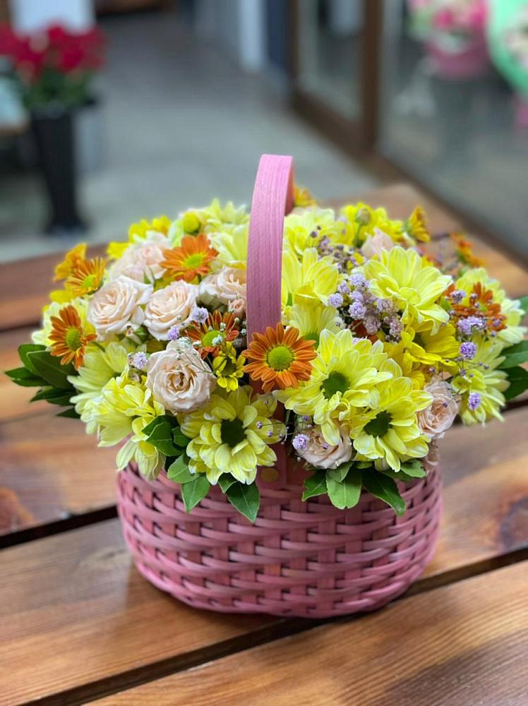 Цветочная композиция из Хризантемы и Розы в корзине в Лазарево