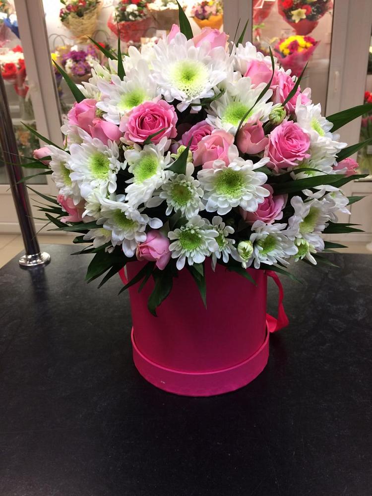 Цветочная композиция из Розы и Хризантемы в шляпной коробке в Лазарево