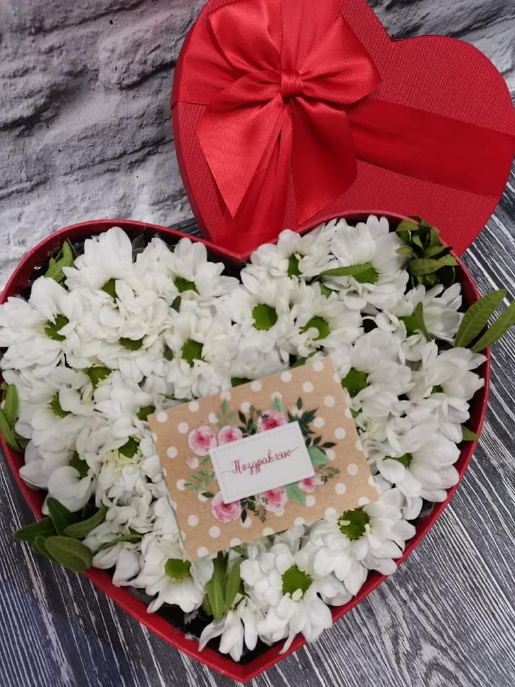 Цветочная композиция из Хризантемы в виде сердца в Лазарево