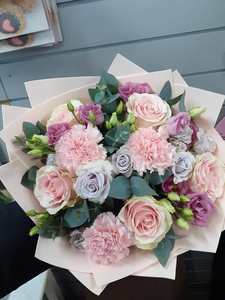 Букет цветов из: Розы, Гвоздики и Лизиантусы в Лазарево