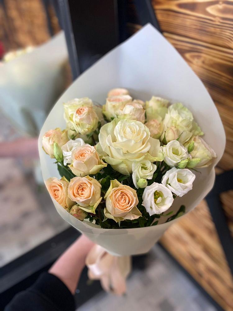 Букет цветов из: Розы и Лизиантусы в Лазарево